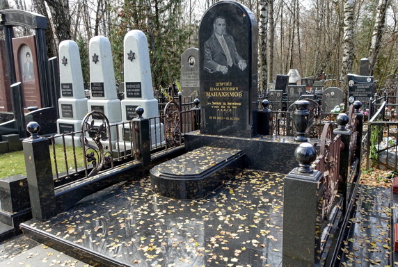 Полукруглое гранитное надгробье с неглубокой фаской по периметру