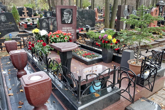 Прямоугольное надгробье из гранита в дальнем конце участка