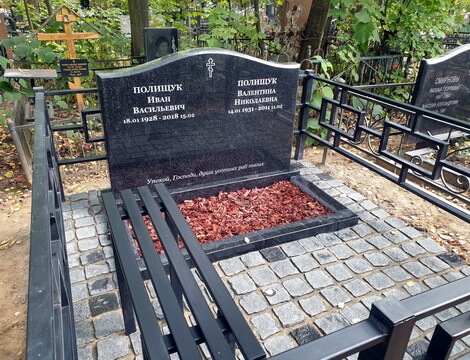 Горизонтальный памятник и простая ограда